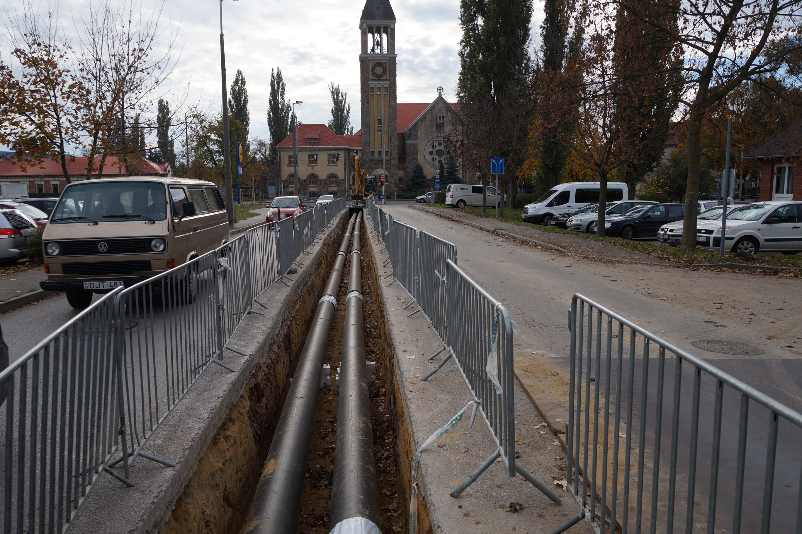 Befejeződött a távhővezeték-építés a keleti városrészben, az új vízvezetékek is szolgálatba álltak